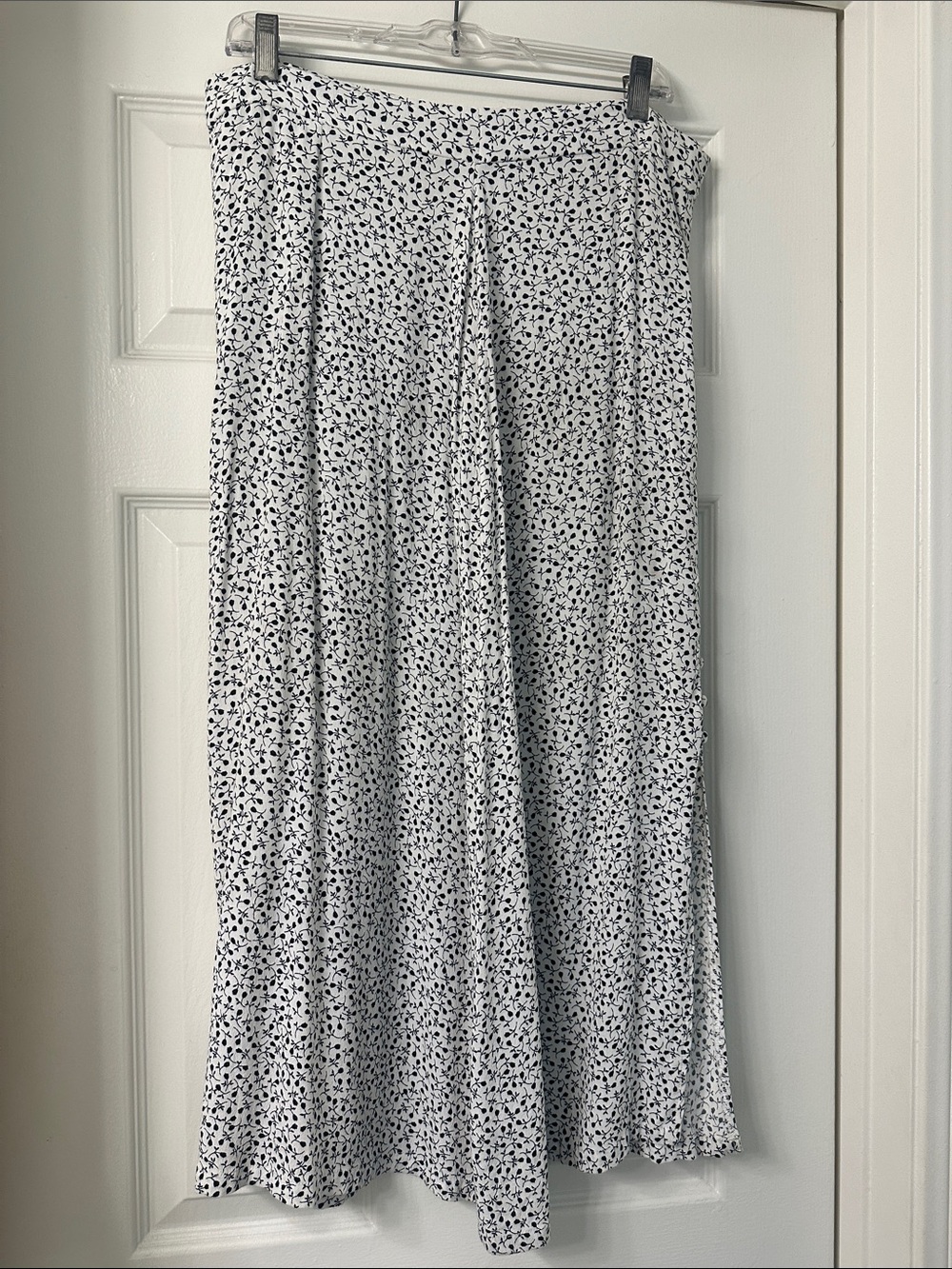 Cotton On Women's White and Black Floral Maxi Skirt